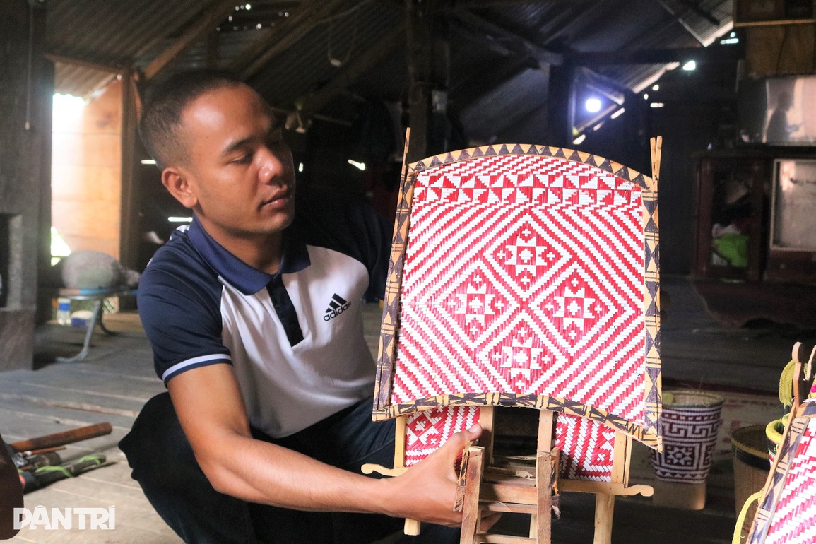 Làm nhà rông siêu nhỏ, lão ông U70 kiếm bộn tiền - 2 Làm nhà rông siêu nhỏ, lão ông U70 kiếm bộn tiền - 2