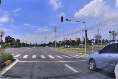 Vượt đèn đỏ, nam thanh niên lao xe máy vào dải phân cách rồi ngã nhào