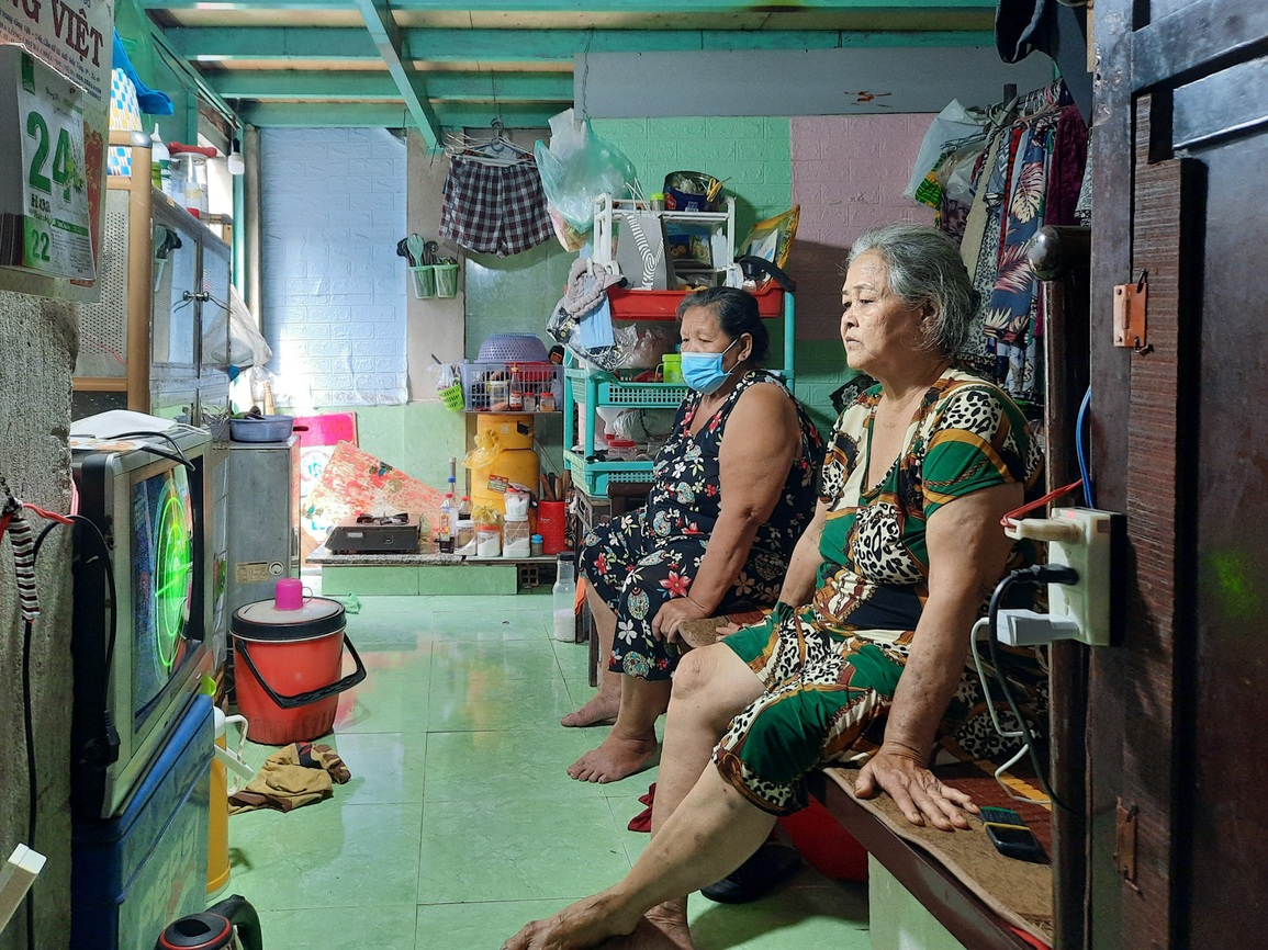 Túng quẫn tuổi xế chiều, cụ bà liều dựng lều sống cùng 5 ngôi mộ người thân - 5 Túng quẫn tuổi xế chiều, cụ bà liều dựng lều sống cùng 5 ngôi mộ người thân - 5