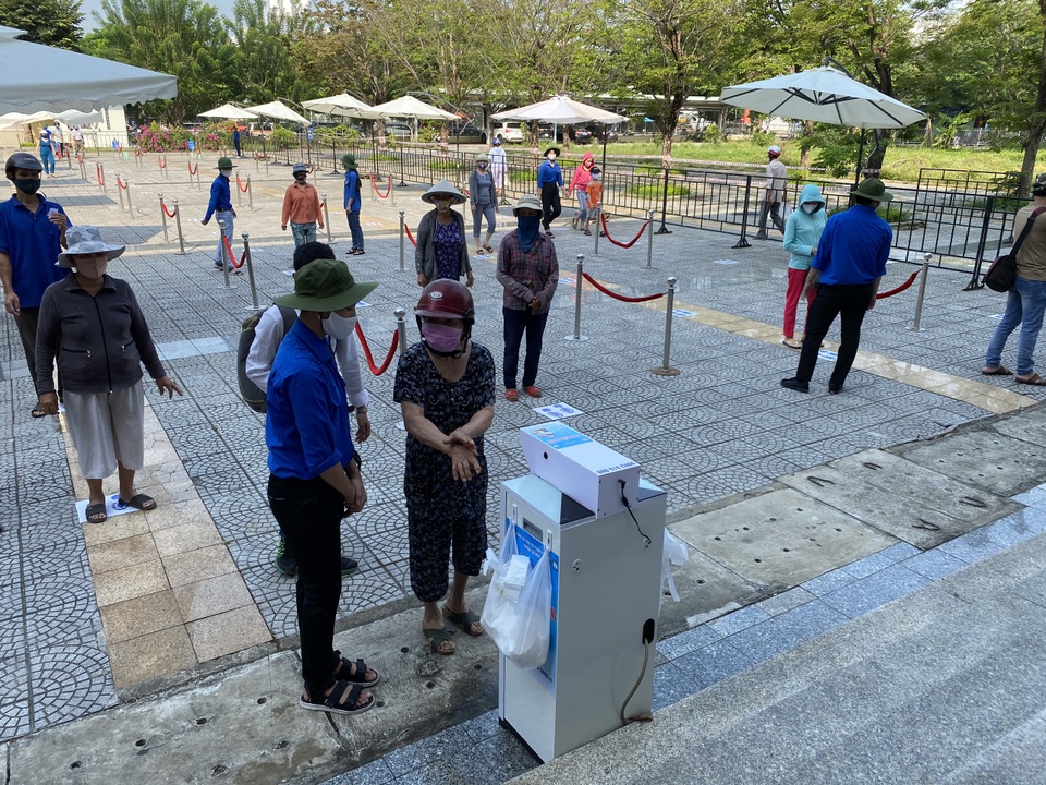 Đà Nẵng khởi động “ATM gạo” phục vụ lao động nghèo - 2 Đà Nẵng khởi động “ATM gạo” phục vụ lao động nghèo - 2