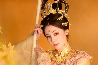 Địch Lệ Nhiệt Ba biến thành Hằng Nga, thu hút hơn 100 triệu lượt xem