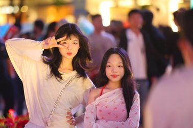 Hàng nghìn người dân đổ về trung tâm TPHCM trước thời khắc giao thừa