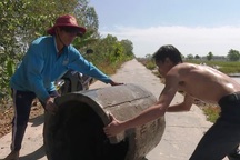 Nhiều bể chứa vỏ thuốc bảo vệ thực vật bất ngờ bị... “đạp” xuống kênh