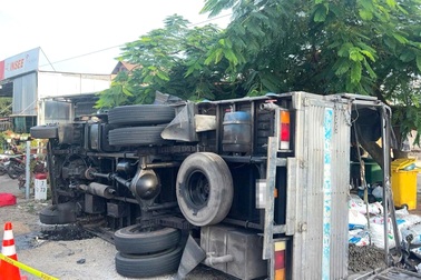 Lật xe chở hải sản, một phụ nữ tử vong trong cabin ở Lâm Đồng