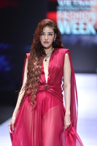 Lan Khuê nói về đam mê hàng hiệu và bí quyết tỏa sáng trên sàn diễn - 4