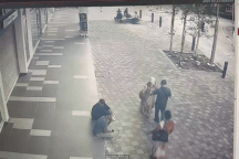 Hố tử thần sâu 8m nuốt chửng nguời phụ nữ đi bộ ở vỉa hè: Chưa rõ sống chết