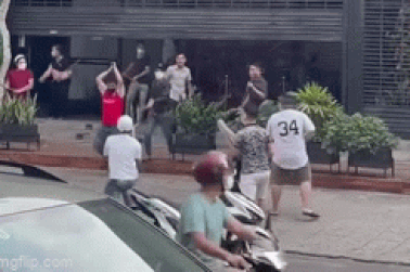 Hai nhóm thanh niên cầm hung khí hỗn chiến trên đường phố TPHCM