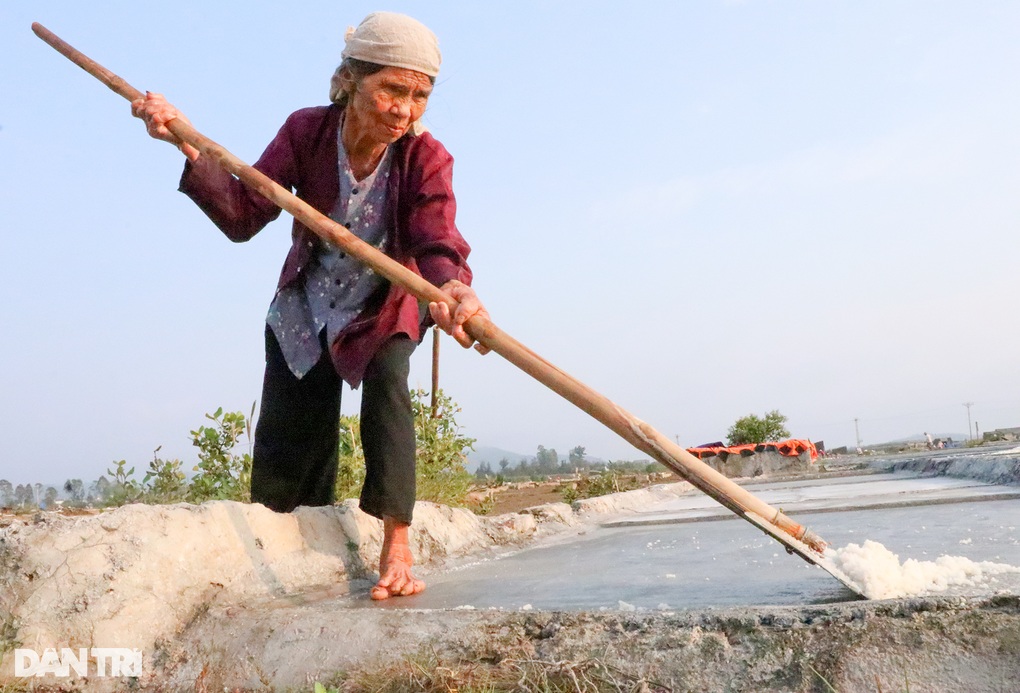 Nghề làm một ngày ăn cả năm, diêm dân không đủ tiền mua một yến gạo - 5 Nghề làm một ngày ăn cả năm, diêm dân không đủ tiền mua một yến gạo - 5