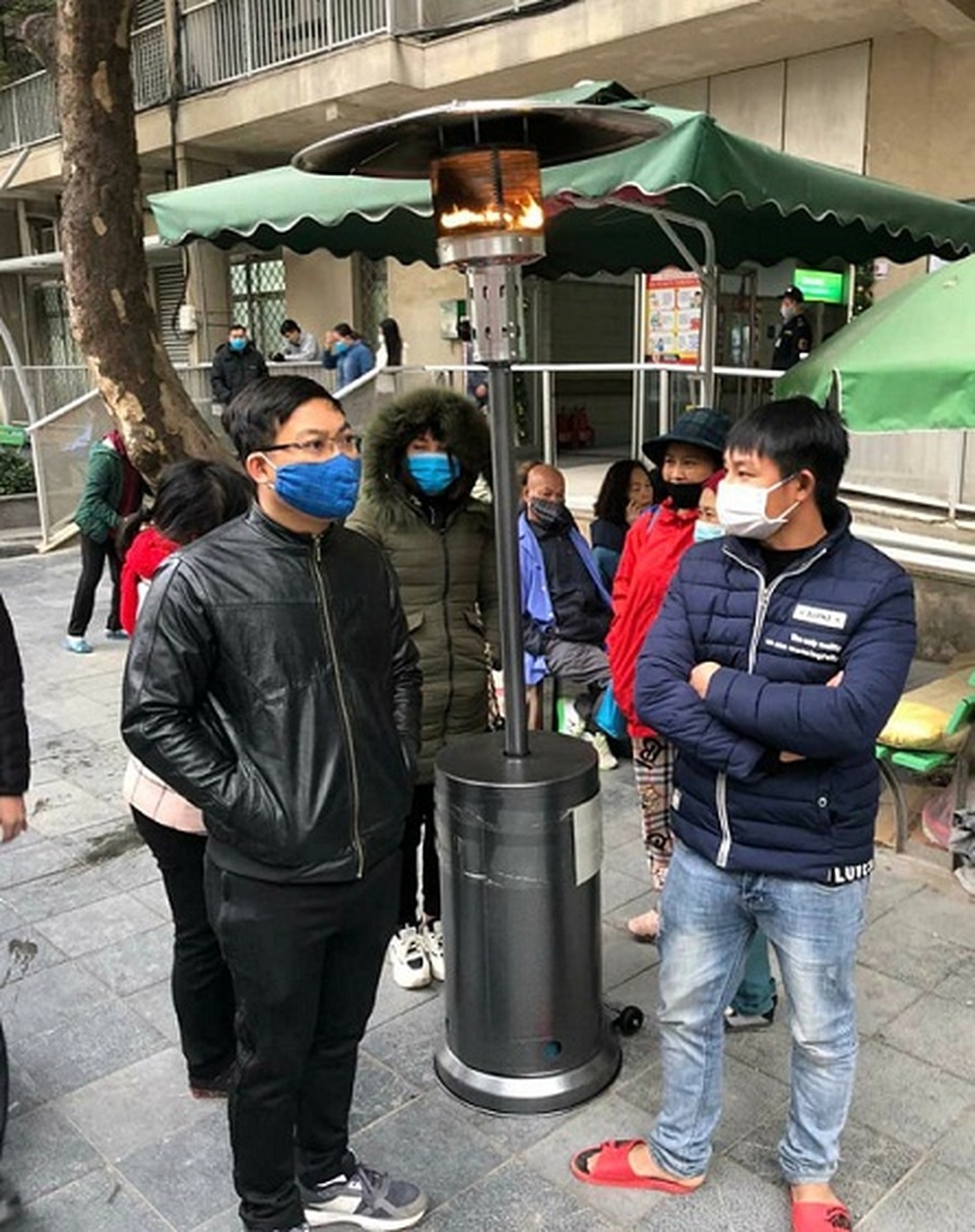 Trời rét đậm, Bệnh viện Bạch Mai trang bị cây sưởi công nghiệp ngoài trời - 1 Trời rét đậm, Bệnh viện Bạch Mai trang bị cây sưởi công nghiệp ngoài trời - 1