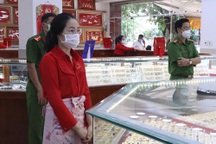 Cô gái quản lý tiệm vàng trộm gần 2.400 chiếc nhẫn trong suốt một năm