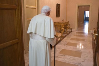 Cựu Giáo hoàng Benedict XVI làm gì trong ngày đầu “tự do”?