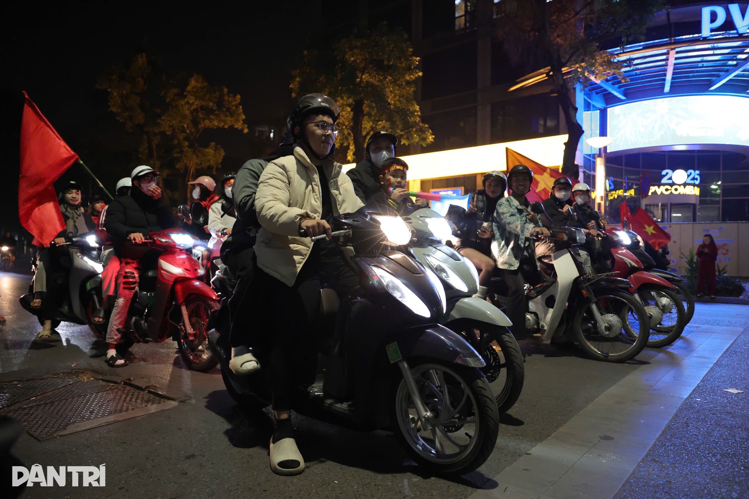 Civilizovaná bouře: Hanojané zastavují na červenou, aby oslavili vítězství v AFF Cupu - 1 Đi bão văn minh: Người Hà Nội dừng đèn đỏ ăn mừng chức vô địch AFF Cup - 1