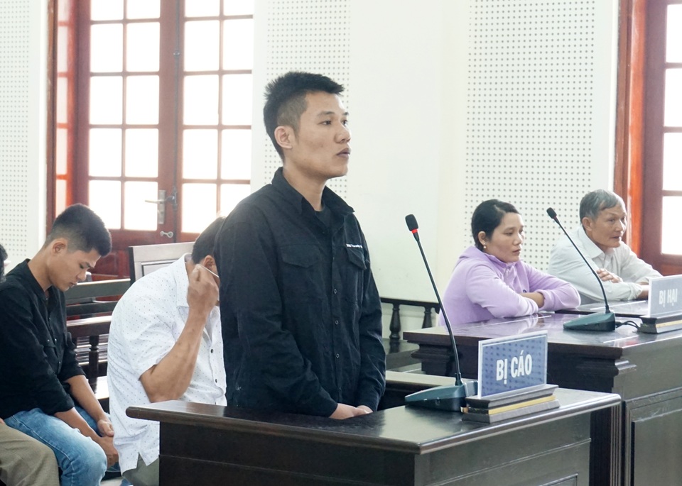 Hàng loạt người dính lao lý vì... viên gạch vỡ - 2 Hàng loạt người dính lao lý vì... viên gạch vỡ - 2