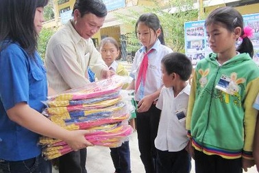 160 phần quà tặng trẻ em nghèo hiếu học vui Tết thiếu nhi