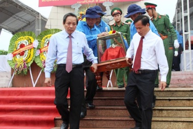 Đón các anh hùng liệt sĩ hy sinh tại Lào về đất mẹ
