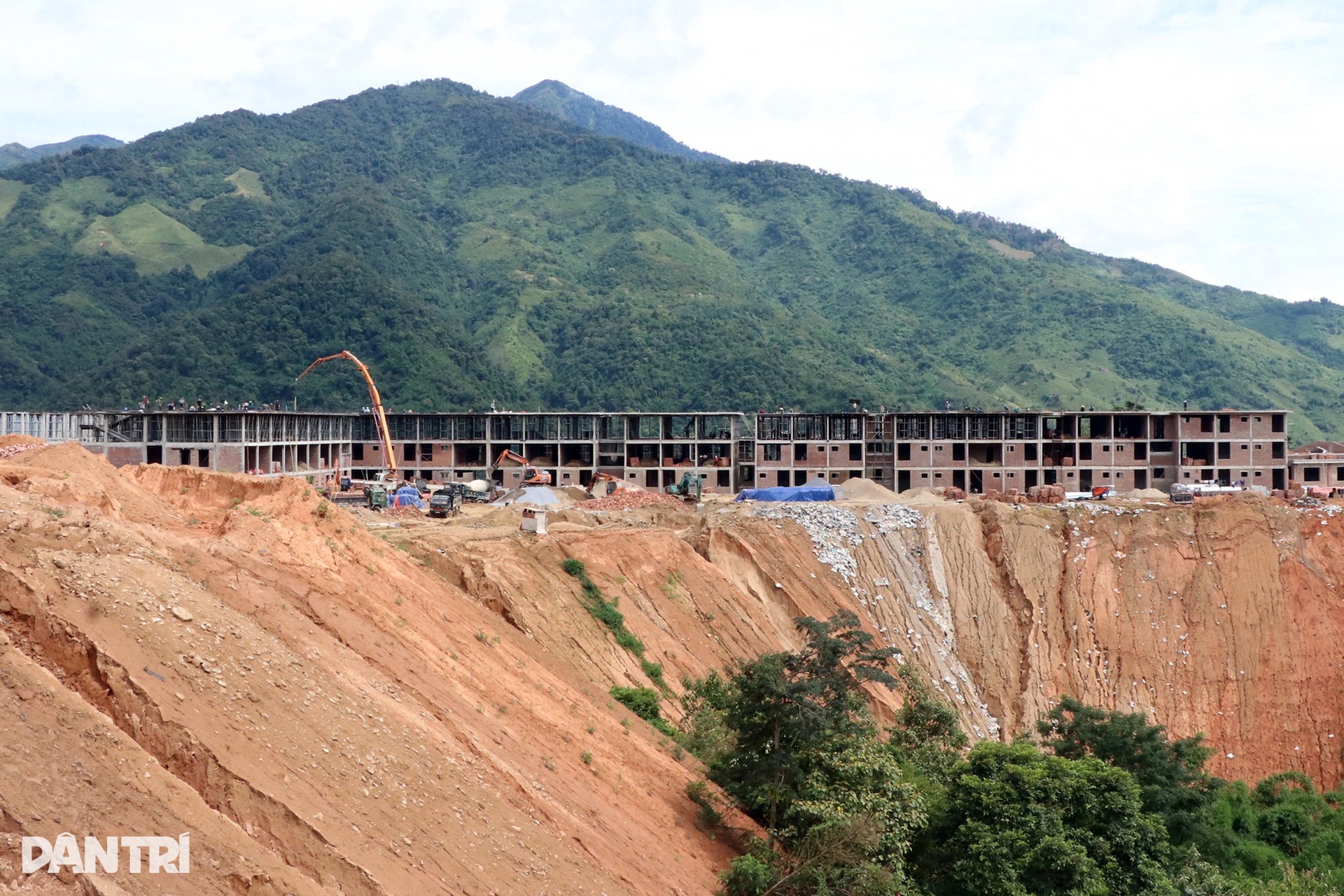 Tăng ca, tăng tiền công, đẩy nhanh tiến độ trường nội trú liên cấp - 9 Tăng ca, tăng tiền công, đẩy nhanh tiến độ trường nội trú liên cấp - 9