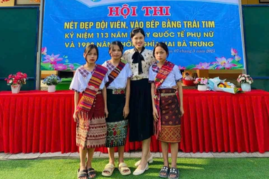Giáo viên cắm bản: "Có lần học sinh gõ cửa, tặng cô mấy củ sắn"