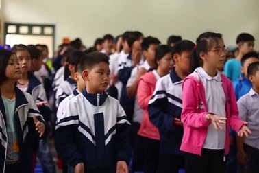 Clip các bạn dùng tay "hát" Đội ca và thuyết trình thi cắm hoa