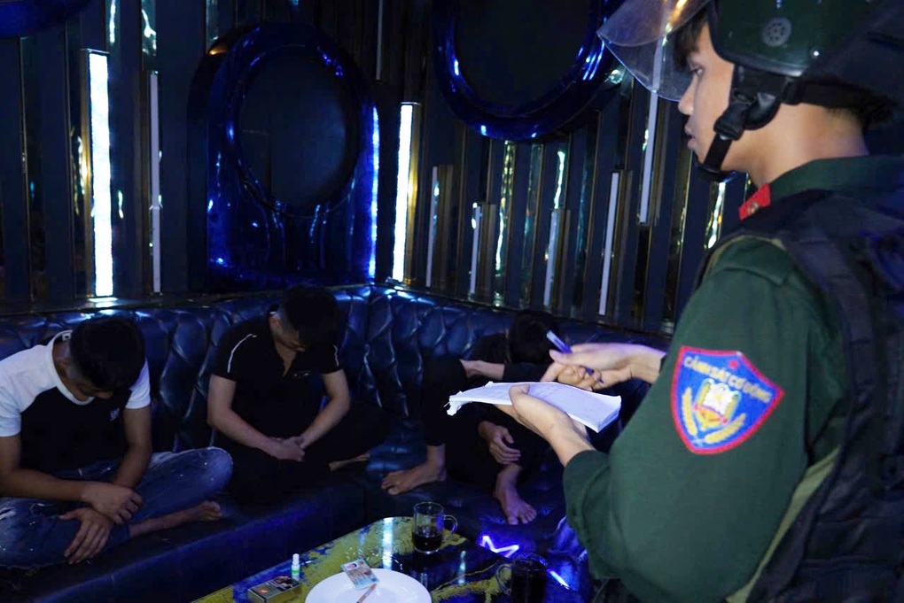 Phát hiện 100 người dương tính với ma túy trong nhà nghỉ, quán karaoke - 1 Phát hiện 100 người dương tính với ma túy trong nhà nghỉ, quán karaoke - 1