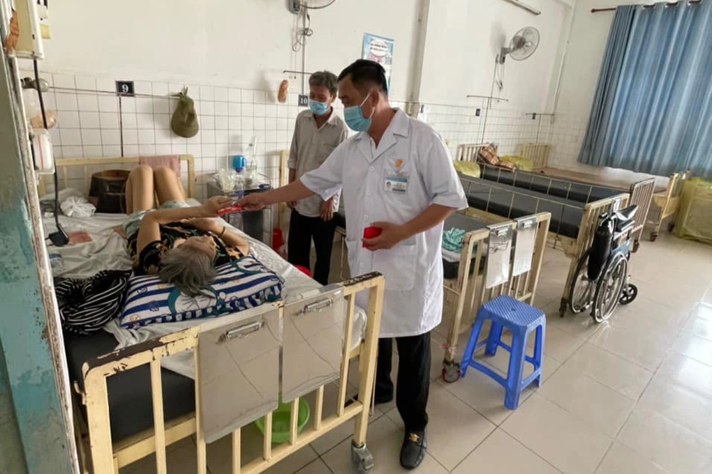 Bác sĩ ung thư phụ khoa gây quỹ nửa tỷ đồng cho trẻ em nghèo bằng… vợt - 1 Bác sĩ ung thư phụ khoa gây quỹ nửa tỷ đồng cho trẻ em nghèo bằng… vợt - 1