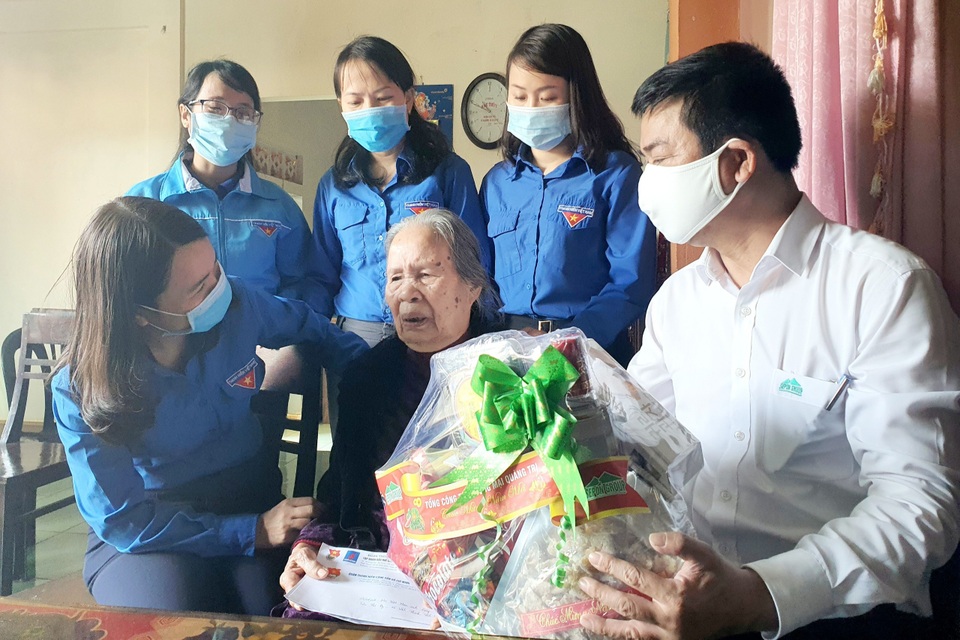 Tuổi trẻ Quảng Trị thăm hỏi, tặng quà các Bà mẹ Việt Nam anh hùng - 4 Tuổi trẻ Quảng Trị thăm hỏi, tặng quà các Bà mẹ Việt Nam anh hùng - 4