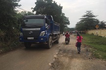 Tái diễn cảnh đường biến thành ao tại Quảng Bình: Xe chở đất “dàn trận”, cày nát đường!