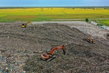 Những bãi rác cao như núi ở miền Tây, trải từ đất liền ra tới biển đảo