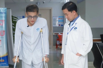 MC Thanh Bạch rơi xuống mương nước sâu 3 mét khi đi gặp 1.200 học sinh