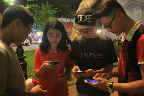 Giới trẻ đổ xô ra hồ Gươm săn Pokemon