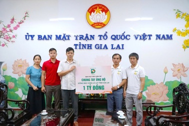 Báo Dân trí đã trao nóng 1 tỷ đồng hỗ trợ người dân vùng lũ Gia Lai