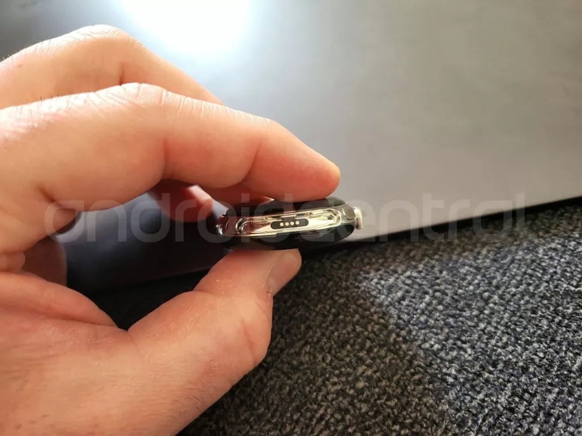 Vị trí sạc không dây trên đồng hồ (Ảnh: AndroidCentral). Vị trí sạc không dây trên đồng hồ (Ảnh: AndroidCentral).
