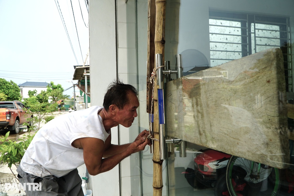 Người dân khóa cửa đi ở nhờ, thuê khách sạn trốn bão Kajiki - 2 Người dân khóa cửa đi ở nhờ, thuê khách sạn trốn bão Kajiki - 2