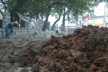 Hà Nội: Gò Đống đa bất ngờ “nhận” 3 đống phế thải trong đêm