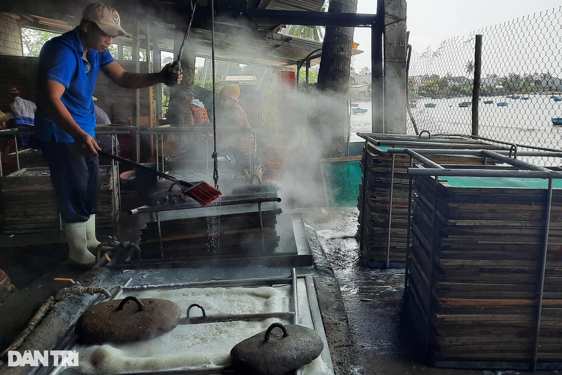 Phụ nữ vùng biển tất bật với mùa phơi cá cơm - 6 Phụ nữ vùng biển tất bật với mùa phơi cá cơm - 6