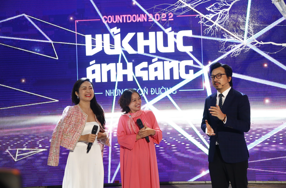 Tùng Dương, Uyên Linh hội ngộ trong Vũ khúc ánh sáng - Countdown 2022 - 3 Tùng Dương, Uyên Linh hội ngộ trong Vũ khúc ánh sáng - Countdown 2022 - 3