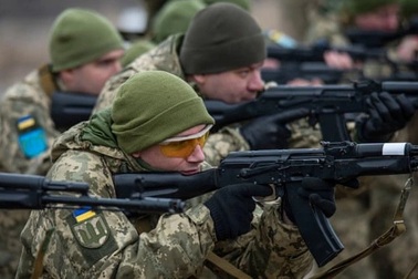 Ukraine huy động quân dự bị, kêu gọi công dân lập tức rời Nga