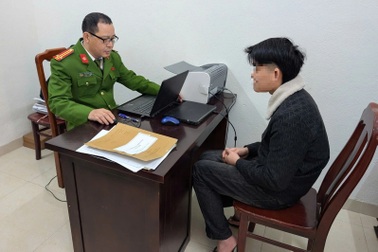 Nam sinh lớp 10 bị đánh ở sân trường vì... nhặt được 10.000 đồng