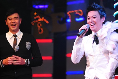 MC Tuấn Tú trổ tài ca hát