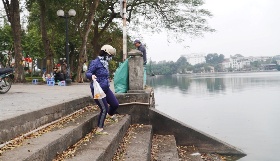 Chưa kịp chầu trời, cá vàng phóng sinh đã thảm hại dưới tay cần thủ - 2