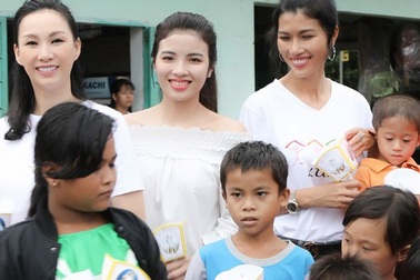 Trang Lạ, Paris Vũ tặng quà Trung thu cho trẻ nghèo