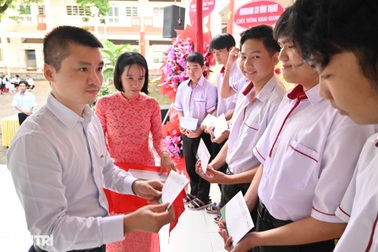 Những tấm thẻ Bảo hiểm y tế nối dài hành trình nhân ái của Dân trí