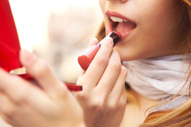 Mẹ tô son, dưỡng ẩm môi gây hại cho thai nhi như thế nào?
