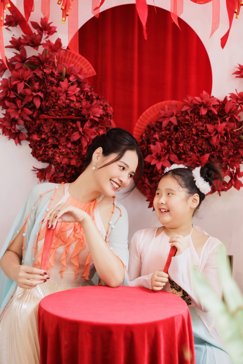 Hoa hậu Hương Giang khoe ảnh chồng con, nhan sắc 2 công chúa gây chú ý - 5 Hoa hậu Hương Giang khoe ảnh chồng con, nhan sắc 2 công chúa gây chú ý - 5