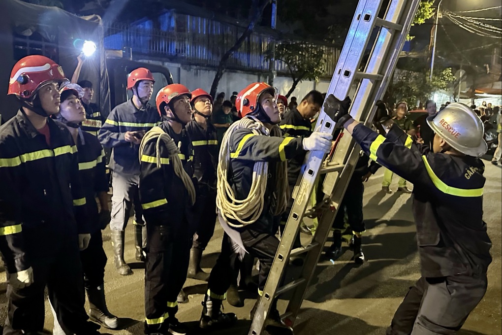 Cảnh sát trắng đêm cứu người rơi kẹt giữa 2 bức tường ở TPHCM - 1 Cảnh sát trắng đêm cứu người rơi kẹt giữa 2 bức tường ở TPHCM - 1