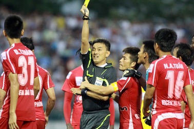 Trọng tài Võ Minh Trí bị CĐV Hải Phòng tấn công