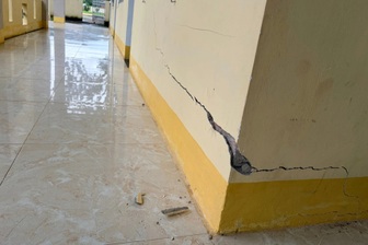 Nhà dân, trụ sở xã xuất hiện vết nứt sau tiếng nổ lớn dưới lòng đất