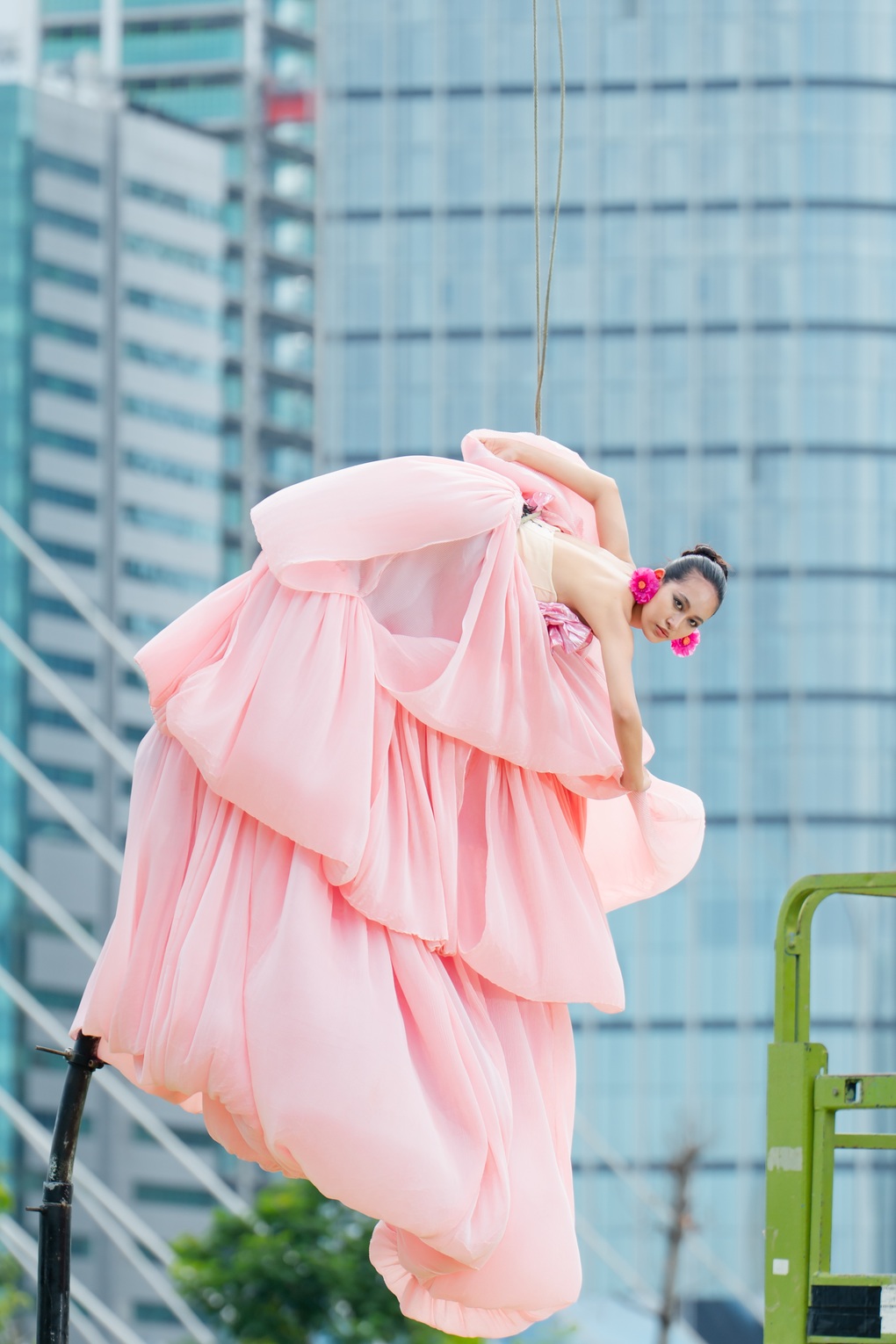 Thử thách đu dây tạo dáng gây tranh cãi: Vietnams Next Top Model nói gì? - 3 Thử thách đu dây tạo dáng gây tranh cãi: Vietnams Next Top Model nói gì? - 3