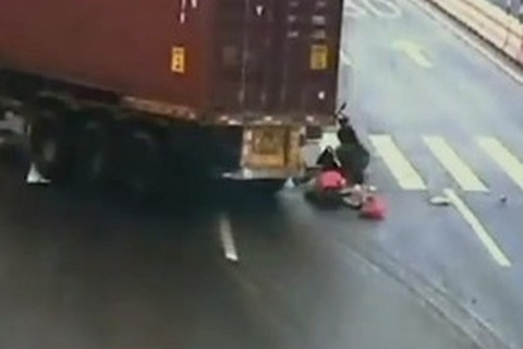 Suýt bị xe container chẹt vì vượt đèn đỏ