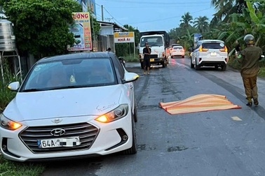 Tài xế ô tô bất ngờ xuống xe, nghi lao vào xe tải tự vẫn