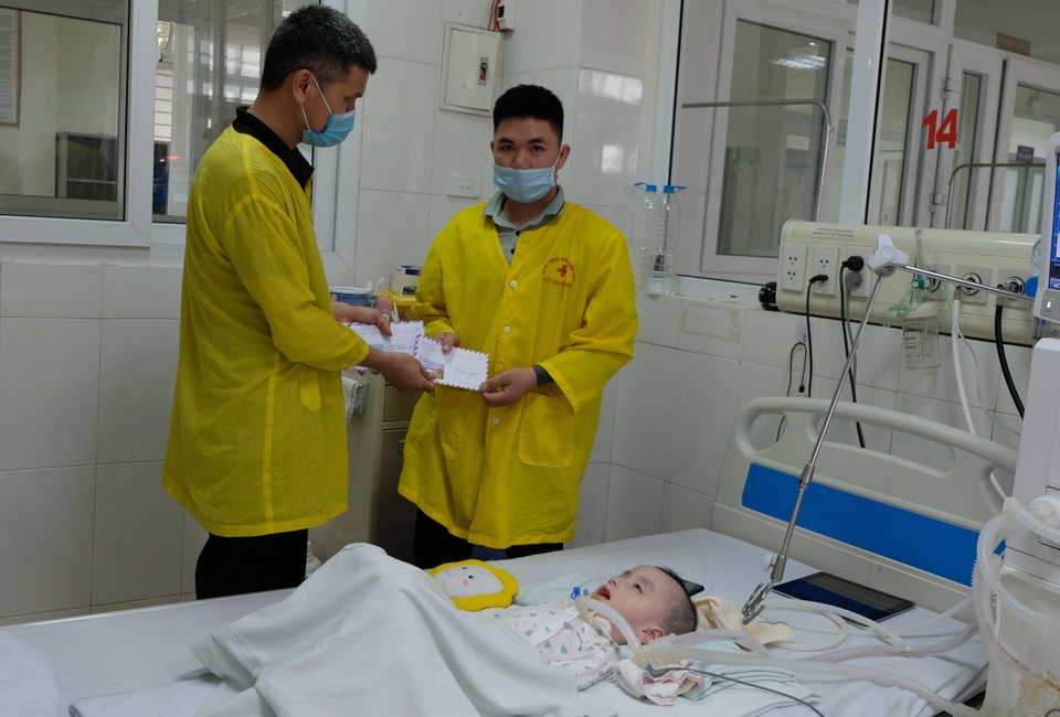 Bạn đọc giúp đỡ người cha 4 năm cùng con ở viện hơn 200 triệu đồng - 3 Bạn đọc giúp đỡ người cha 4 năm cùng con ở viện hơn 200 triệu đồng - 3